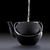 Théière en fonte - Ajouter de l'eau