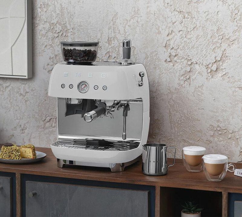 Machine expresso SMEG EGF03WHEU Blanche Ann&eacute;es 50 avec moulin int&eacute;gr&eacute; image number 4