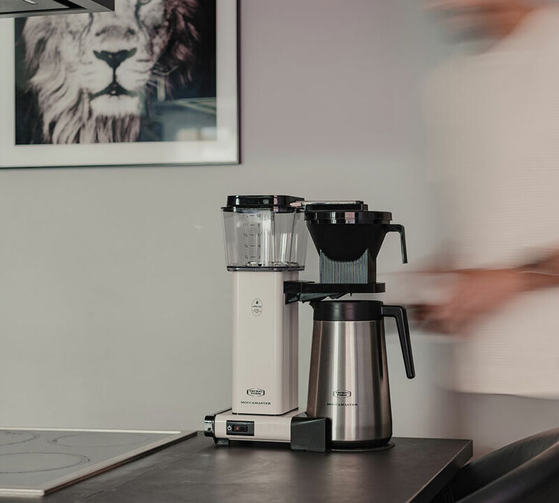 Cafeti&egrave;re filtre Moccamaster KBGT Blanche avec verseuse isotherme 1.25L image number 7