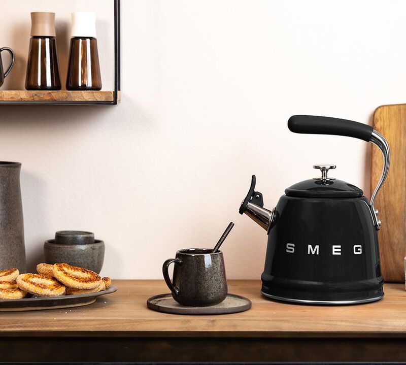 Bouilloire sifflante - "Ann&eacute;es 50" / 2.3 L / acier inoxydable - SMEG image number 5