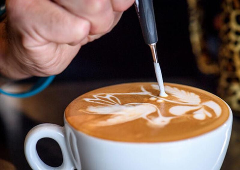 Pack Latte Art Barista : Pichet en inox, Stylo, Saupoudreuse et sirops Monin image number 4