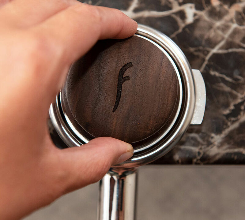 Tamper caf&eacute; FLAIR ESPRESSO bois de noyer et acier 58 mm image number 1