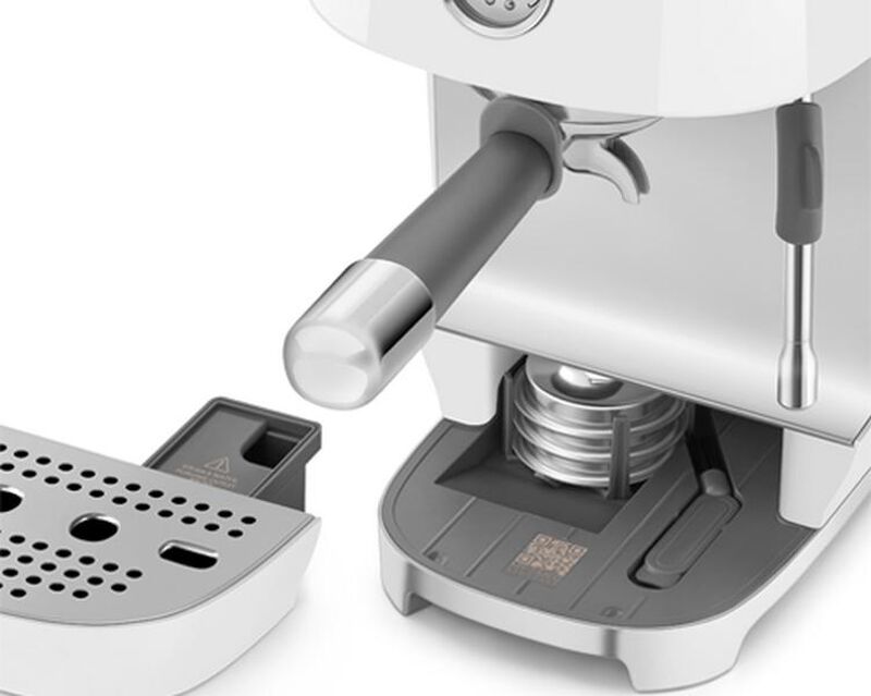 Machine expresso SMEG ECF03WHEU Blanche avec Cold brew image number 4