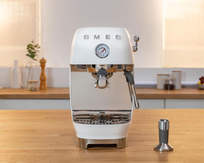 Machine expresso SMEG ECF03WHEU Blanche avec Cold brew image number 6