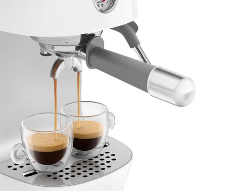 Machine expresso SMEG ECF03WHEU Blanche avec Cold brew image number 3