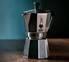 Bialetti - Moka Express 3 tazze + 6 bicchierini da caff&egrave; bianchi 9 cl image number 2