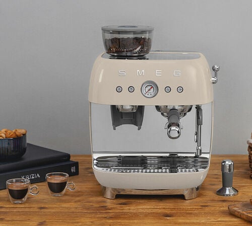 Machine expresso SMEG EGF03CREU Cr&egrave;me Ann&eacute;es 50 avec moulin int&eacute;gr&eacute; image number 4