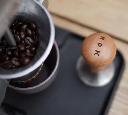 Tamper caf&eacute; ROK 49.7mm en acier et bois de h&ecirc;tre image number 1