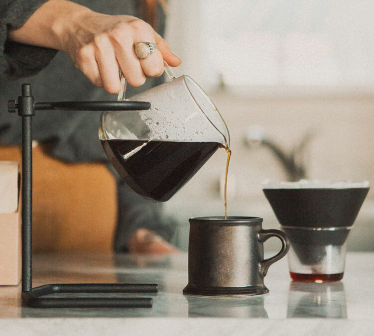 Kinto SCS04 4cup coffee dripper with carafe and stand.
