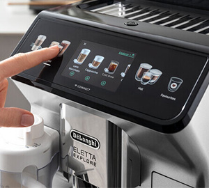 ecran tactile DeLonghi Eletta Explore 450.65.S machine connectee 6 mois cafe et entretien