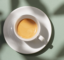 cafe dans peitte tasse espresso