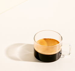 tasse de delicieux cafe fait avec une cafetiere a piston