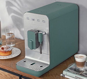 Machine à café à grain SMEG buse vapeur vert émeraude design