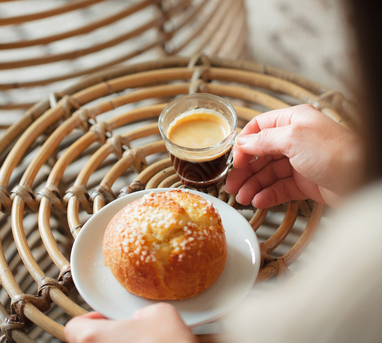 pause cafe gourmande avec cafe en grain aromatise les petits torrefacteurs