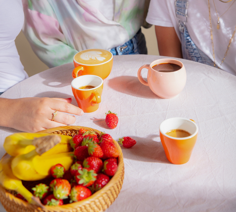 personnes buvant cafe expresso et cappuccino