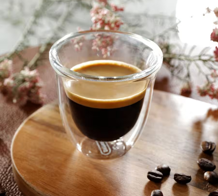 tasse d espresso preparee avec le cafe en grain caffe crema delonghi