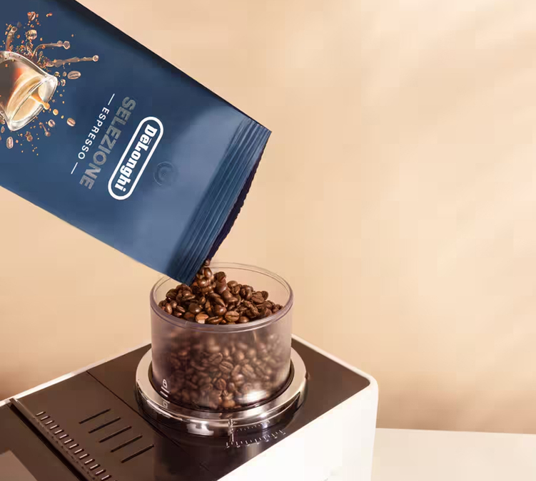 machine expresso broyeur avec paquet de cafe en grain selezione espresso delonghi en utilisation