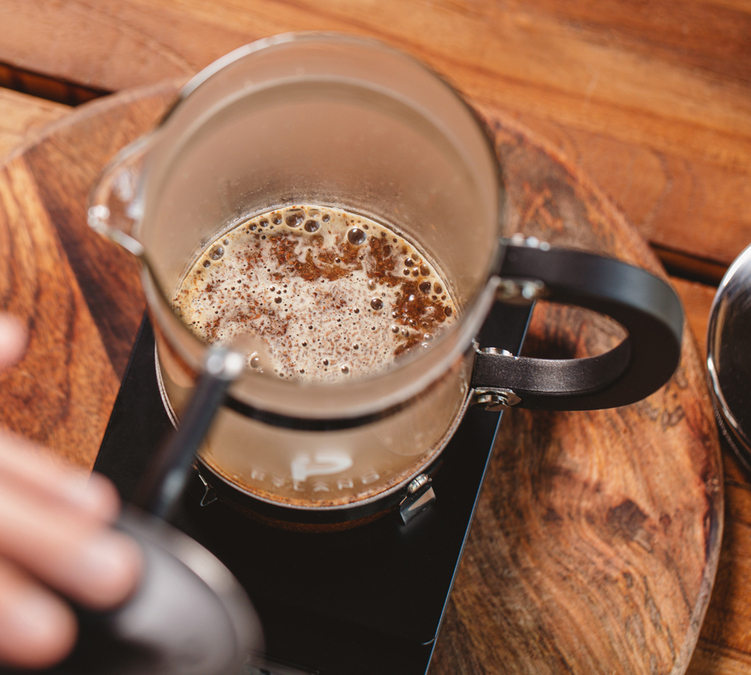 cafetiere a piston avec cafe moulu pret pour une extraction douce old fashioned cafes lugat