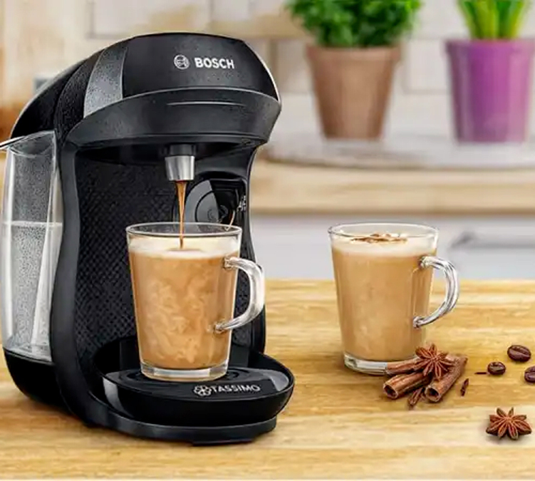 machine tassimo avec deux tasses de chai latte coffee shop sur une table dans un interieur cosy et lumineux