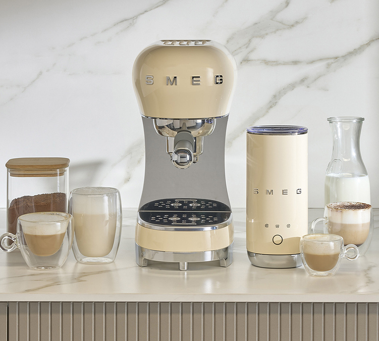 Machine expresso SMEG cr&egrave;me ECF02CREU Ann&eacute;es 50