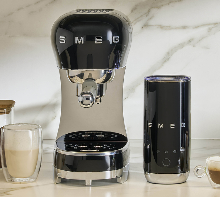 Machine Expresso SMEG noire + mousseur à lait noire