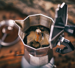 préparation du café buongiorno avec une cafetière moka