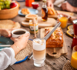 moment de partage autour de boissons au cafe perleo en famille ou entre amis