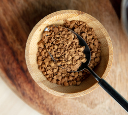 Pr&eacute;paration d'un cappuccino instantan&eacute; Dolce Vita saveur pistache caramel