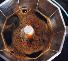 d&eacute;gustation caf&eacute; Lugat House Blend moulu pour cafeti&egrave;re italienne