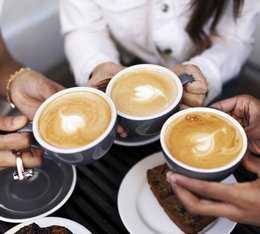 boissons lactees cafe dans des tasses plusieurs personnes degustent ensemble