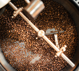 grain de cafe arabica kimbo en cours de torrefaction foncee revelant ses aromes riches et intenses