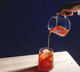 preparation de cafe filtre verse dans une tasse avec cafe de specialite fraichement moulu