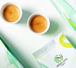 cafe en grain bio aymara green lion coffee avec paquets et tasses