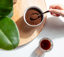  bol de cafe moulu a cote d un cafe filtre fraichement prepare pret a deguste