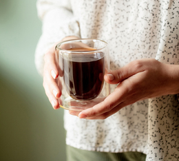 client savourant un cafe long chaud dans une tasse moment de detente et degustation