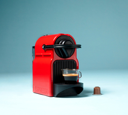 machine nespresso avec capsule inseree et verre de lungo servi