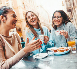 groupe de personnes savourant diff&eacute;rentes boissons chaudes classiques