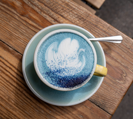 cup of blue latte la main noire