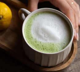 tasse de matcha latte au yuzu anatae