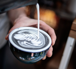 tasse de latte au sesame noir la main noire