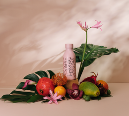 petite bouteille isotherme rose pastel a motif tahitien qwetch