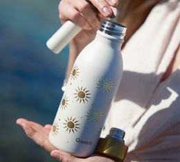 gros plan sur la bouteille qwetch icon evasion sale motif soleil