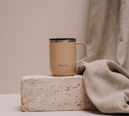 mug tisaniere lin qwetch pose sur un cailloux