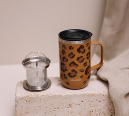 mug tisaniere leopard camel et son filtre a the pose sur un caillou