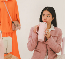 femme qui boit de maniere suspicieuse dans une travel cup etanche de qwetch