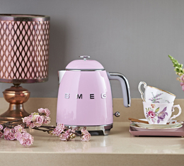 bouilloire smeg rose 