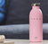 smeg bouteille annees 50 rose posee sur une table