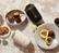 mug isotherme outin sur une table avec des figues