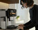 Siemens EQ900 TQ923E83 femme utilise la machine