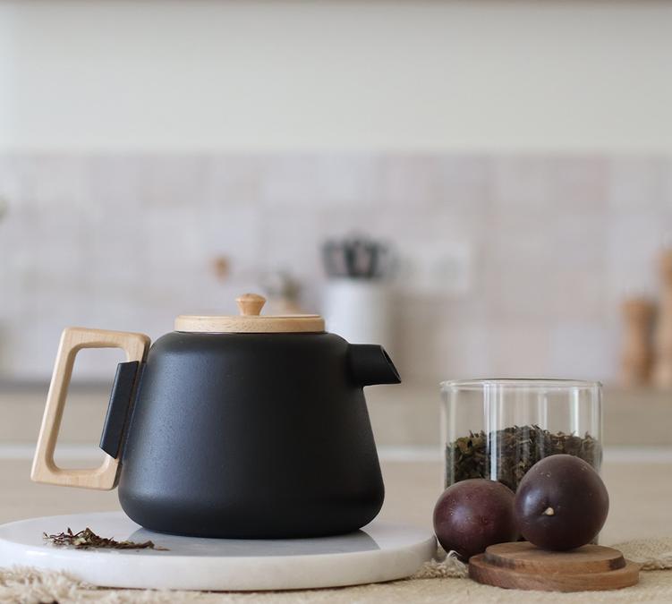 theiere ogo living noire en fonte couvercle bois viggo 1 litre